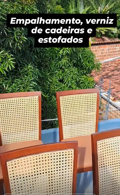 Conjunto de cadeiras com empalhamento renovado